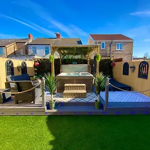 New…the Hottub House Pleasure Holiday home