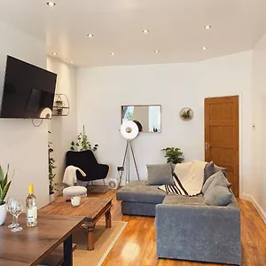 Stunning, Modern & Spacious! With Outdoor Fire Pit Apartment